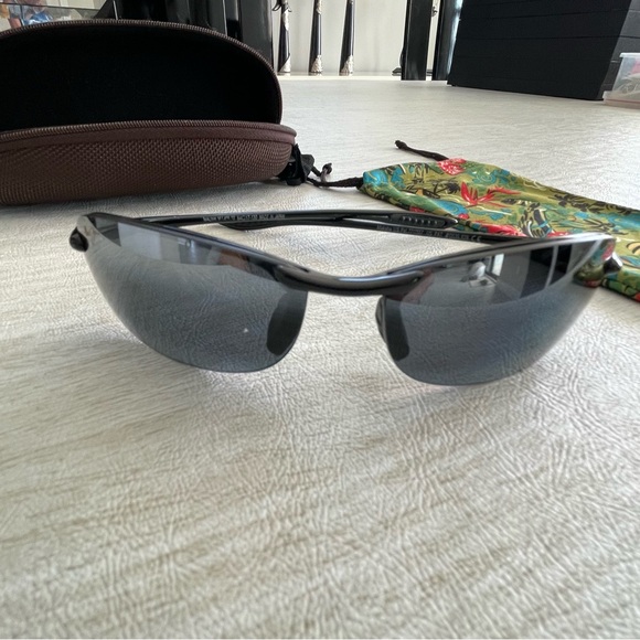 Maui Jim Makaha MJ-405-02 Polarized Sunglasses - Picture 4 of 16